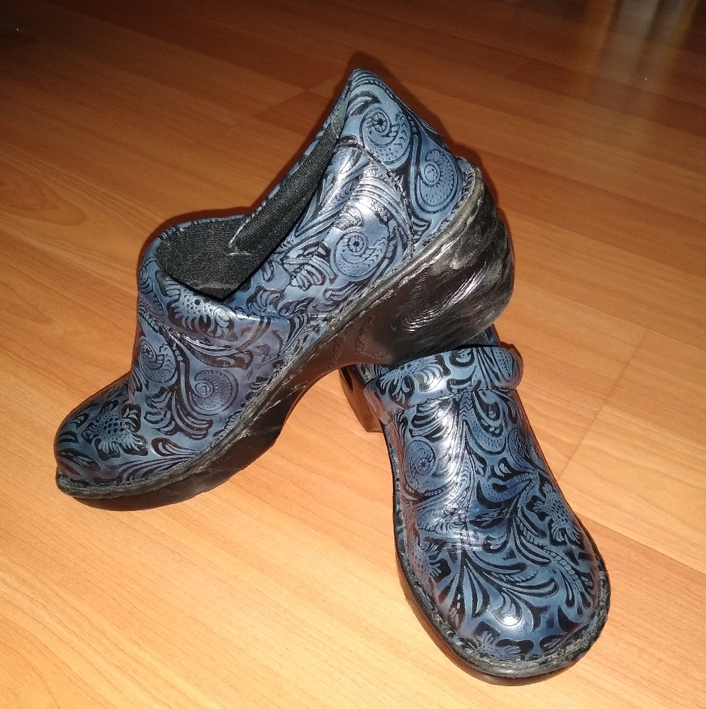Boc born dansko style clogs size 7 many blue